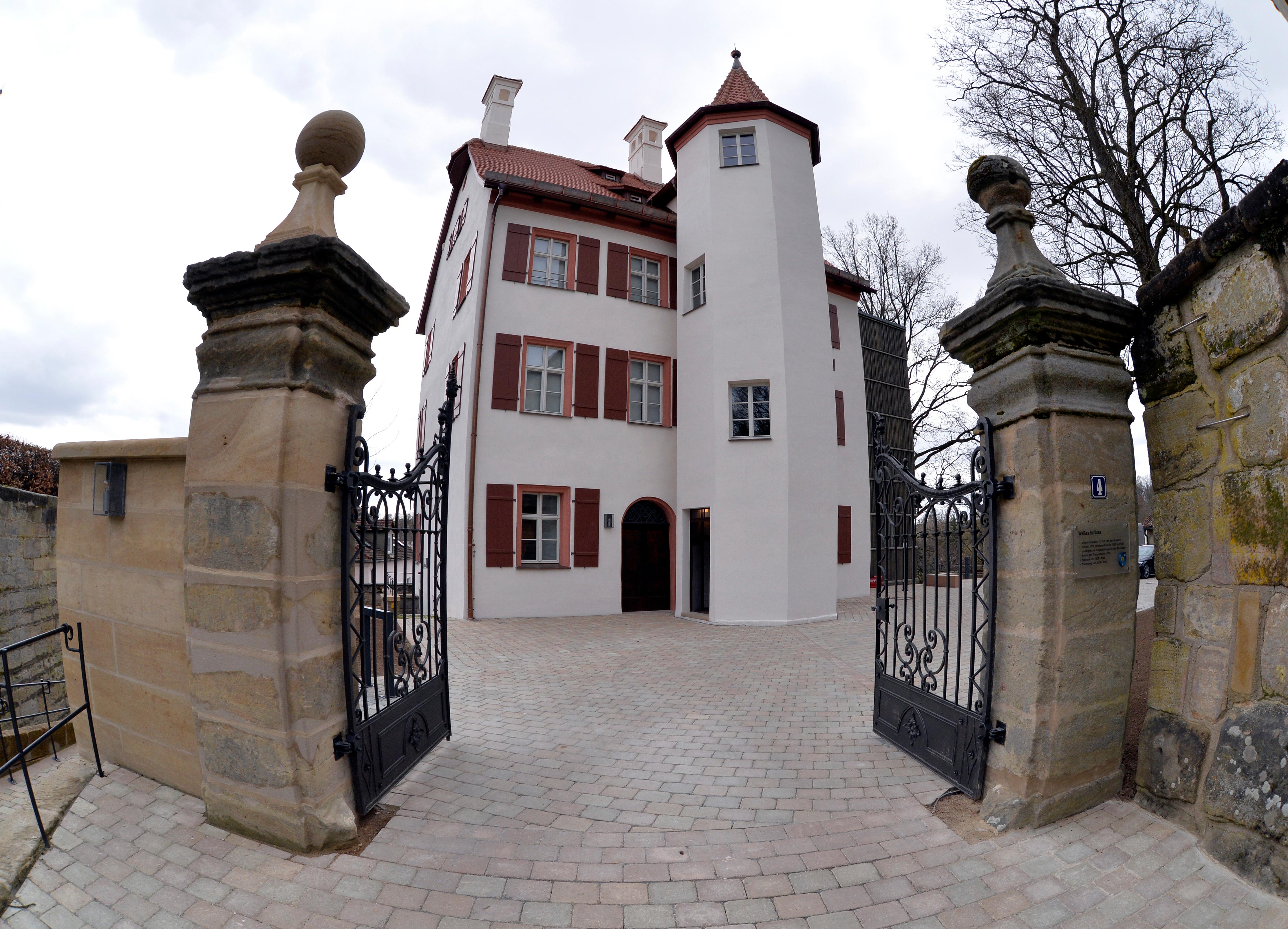 Das Weiße Schloss In Heroldsberg öffnet Wieder | Nordbayern